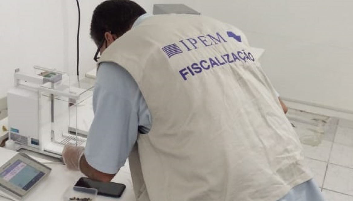Ipem-SP verifica pesos padrão para indústria e oficinas de manutenção de balanças, na Vila Guilherme, região norte da capital 